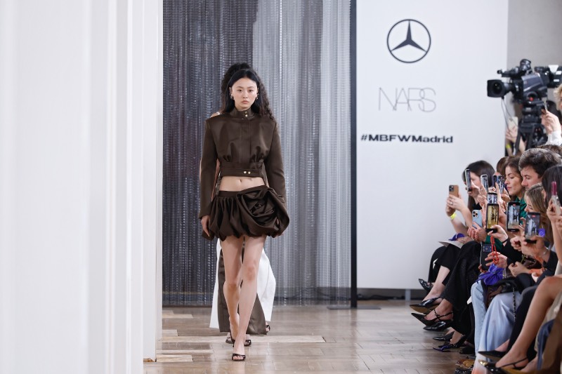 JC Pajares celebra sus diez años con la flor que emerge