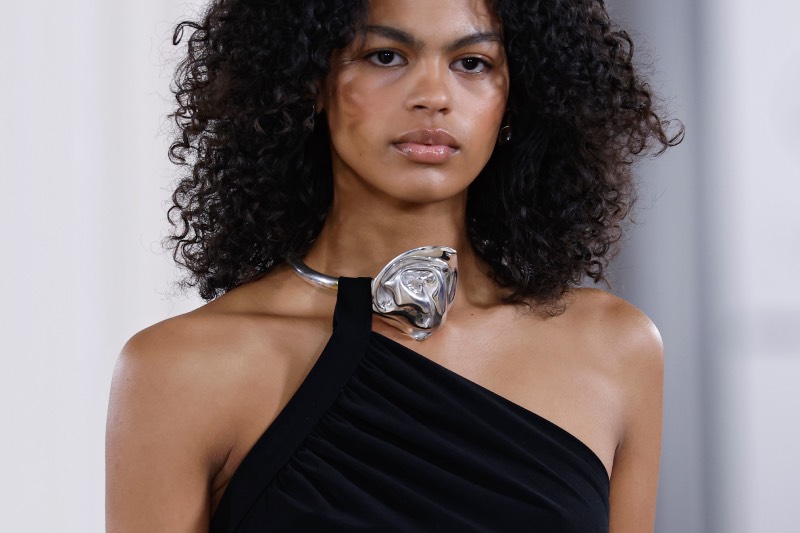 JC Pajares celebra sus diez años con la flor que emerge