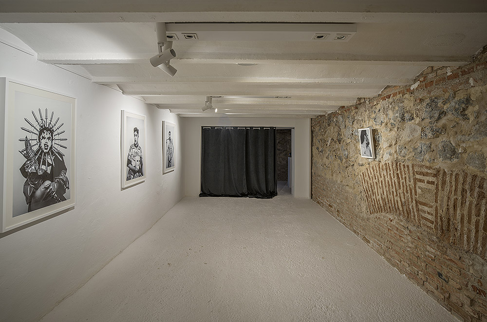 Ekdysis: cuerpos en tránsito y mutación en Corvus Blanc