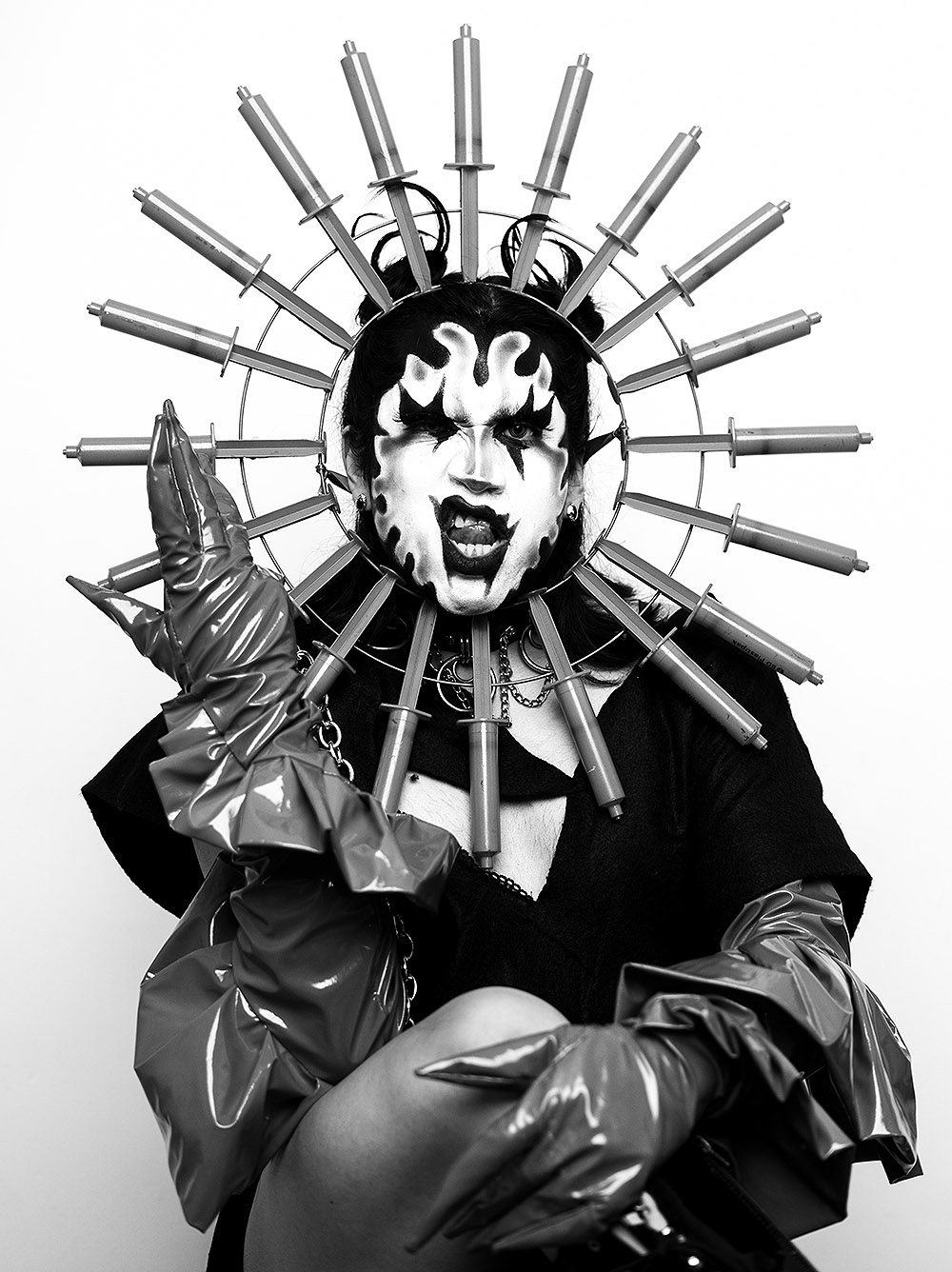 Ekdysis: cuerpos en tránsito y mutación en Corvus Blanc