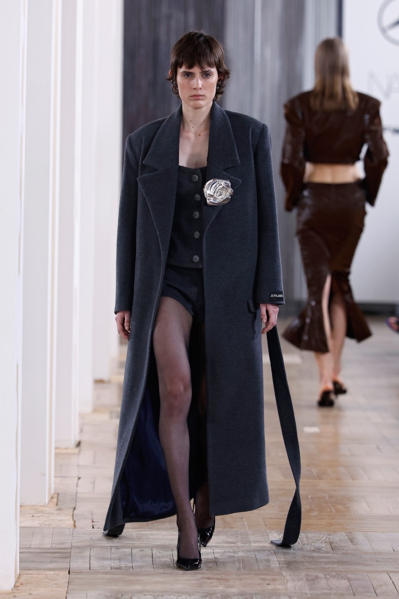 JC Pajares celebra sus diez años con la flor que emerge