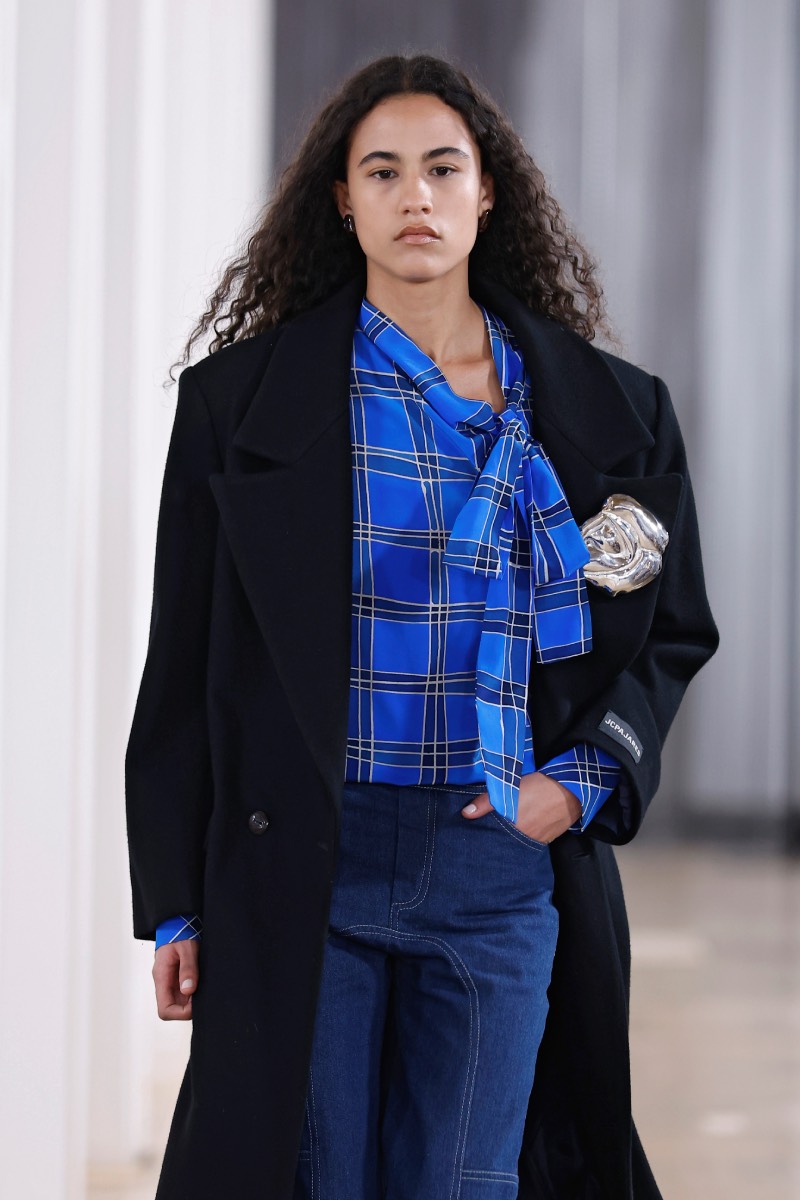 JC Pajares celebra sus diez años con la flor que emerge