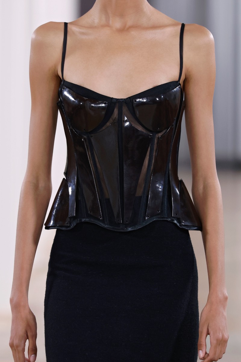 JC Pajares celebra sus diez años con la flor que emerge