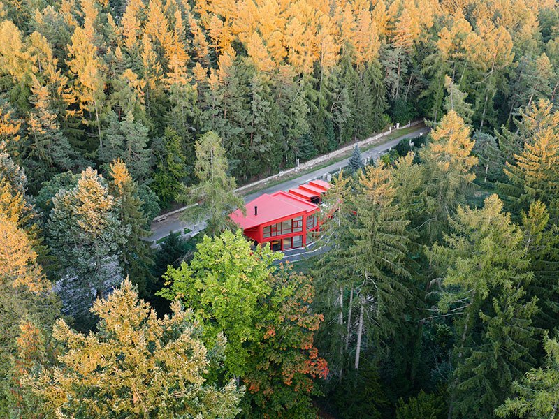 Architektura crea Jevany Villa, casa en medio del bosque