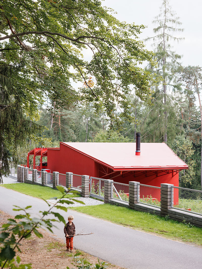 Architektura crea Jevany Villa, casa en medio del bosque