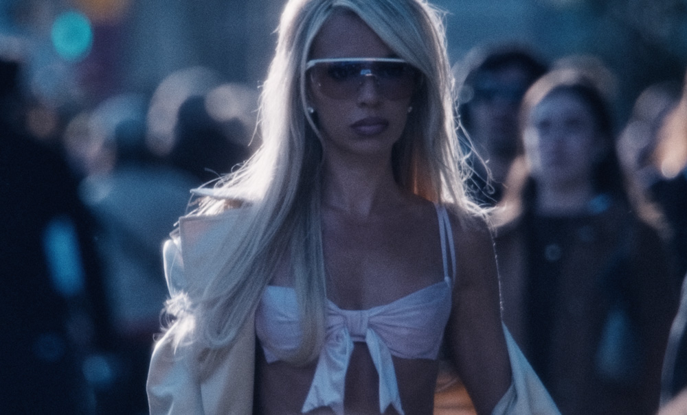 ¿De quién son las gafas de Bad Gyal en este videoclip?