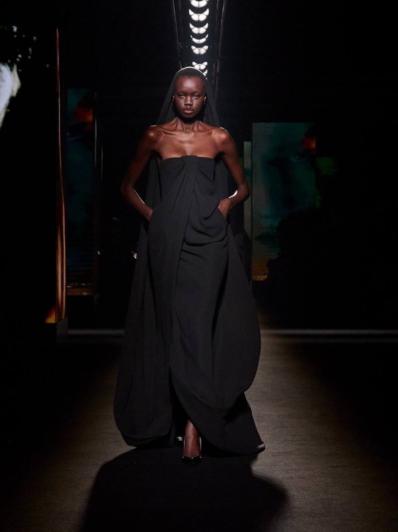 El claroscuro a través de los códigos Balenciaga para fw26