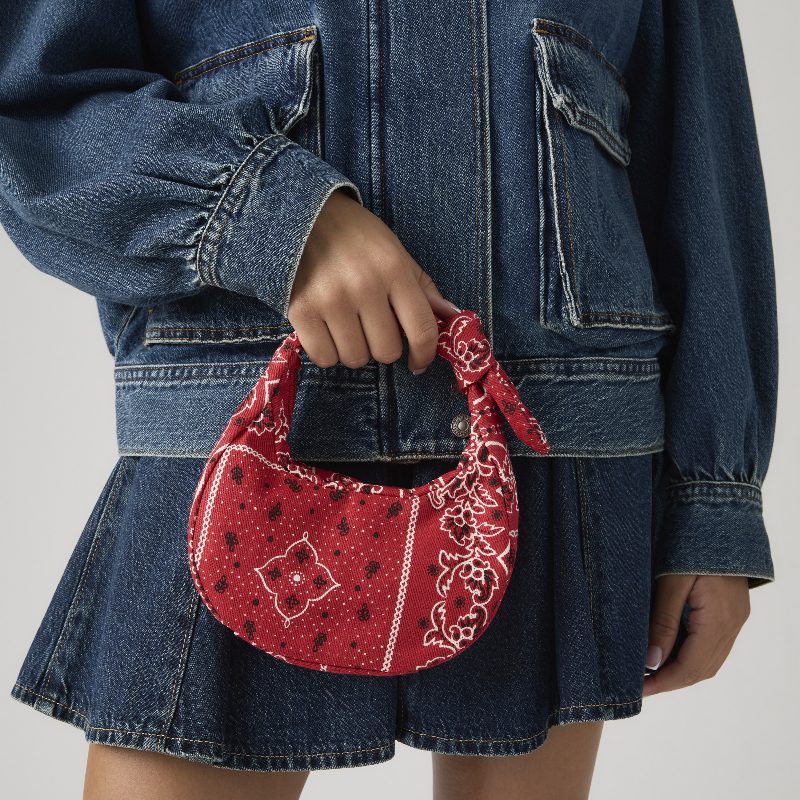 Levi's, con su clásico denim, reinventa el bolso mini