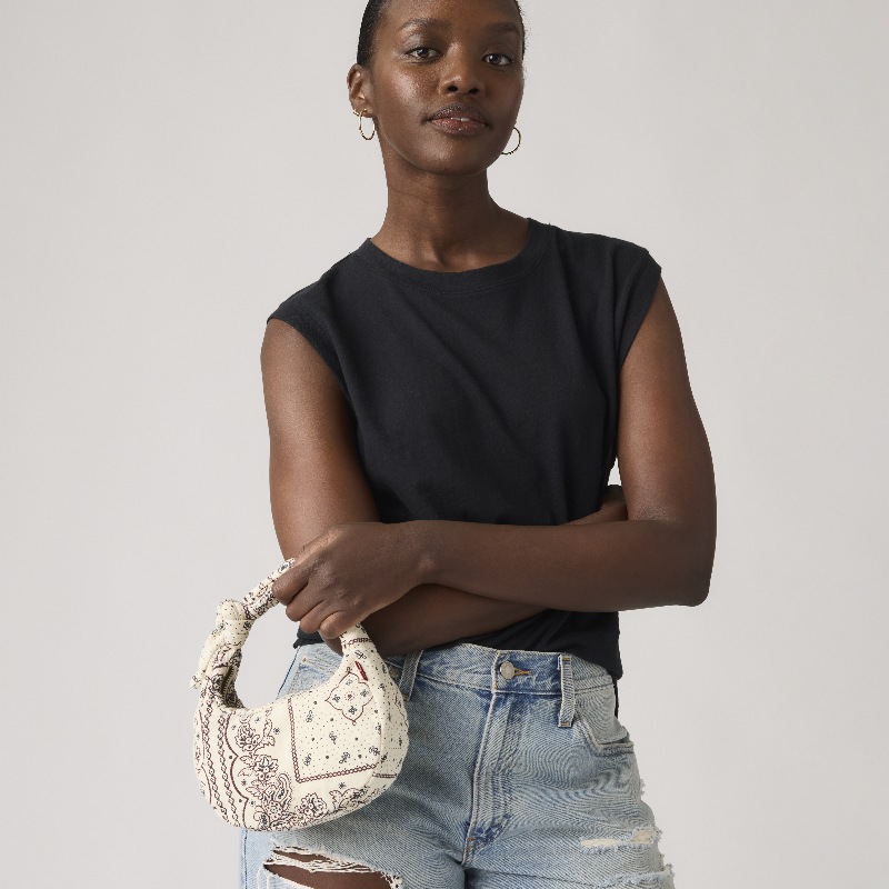 Levi's, con su clásico denim, reinventa el bolso mini