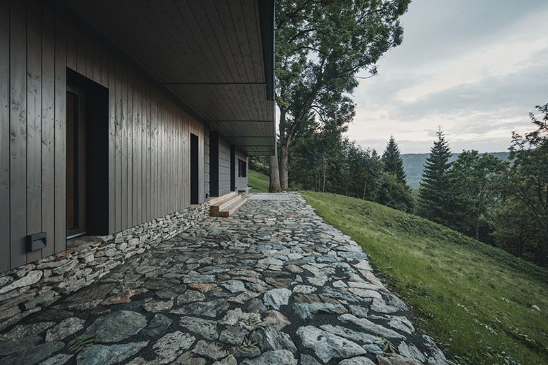 Mimosa Architects recupera el alma de una cabaña maltratada