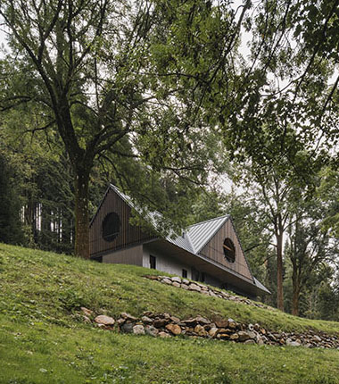 Mimosa Architects recupera el alma de una cabaña maltratada