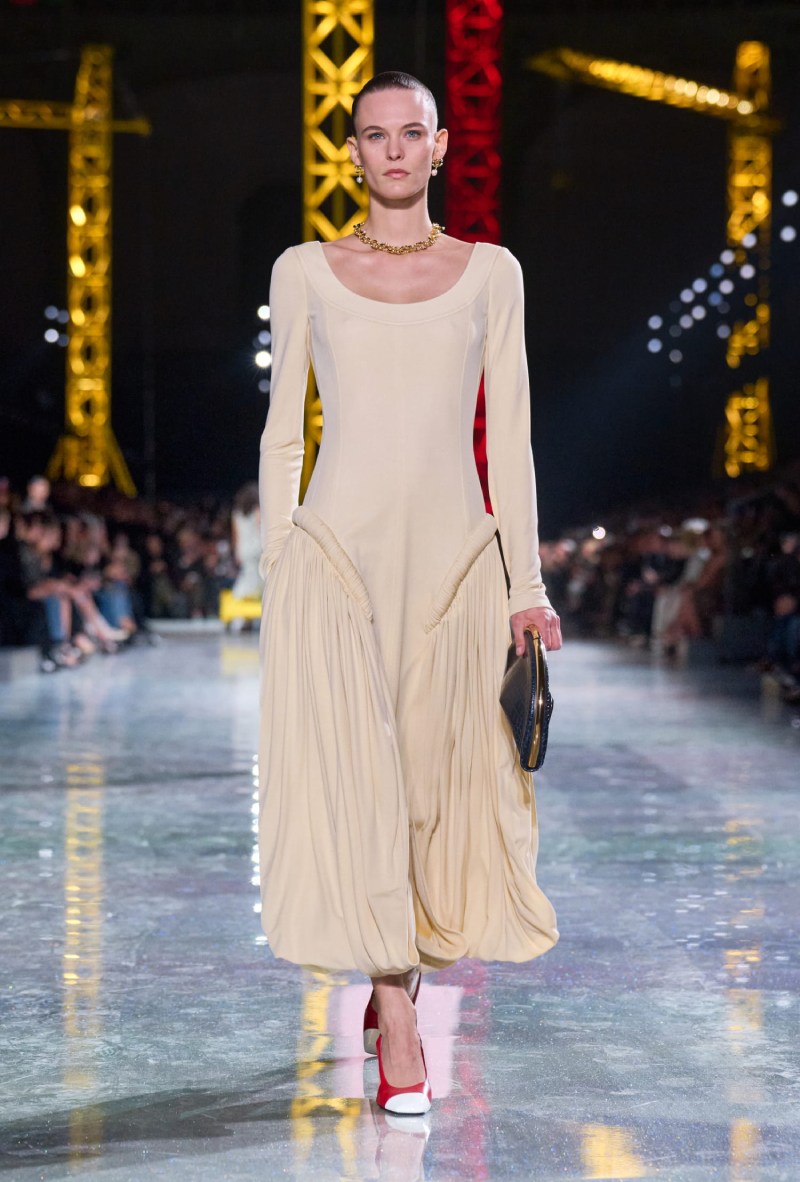 Matthieu Blazy estudia la transformación de Chanel en fw26