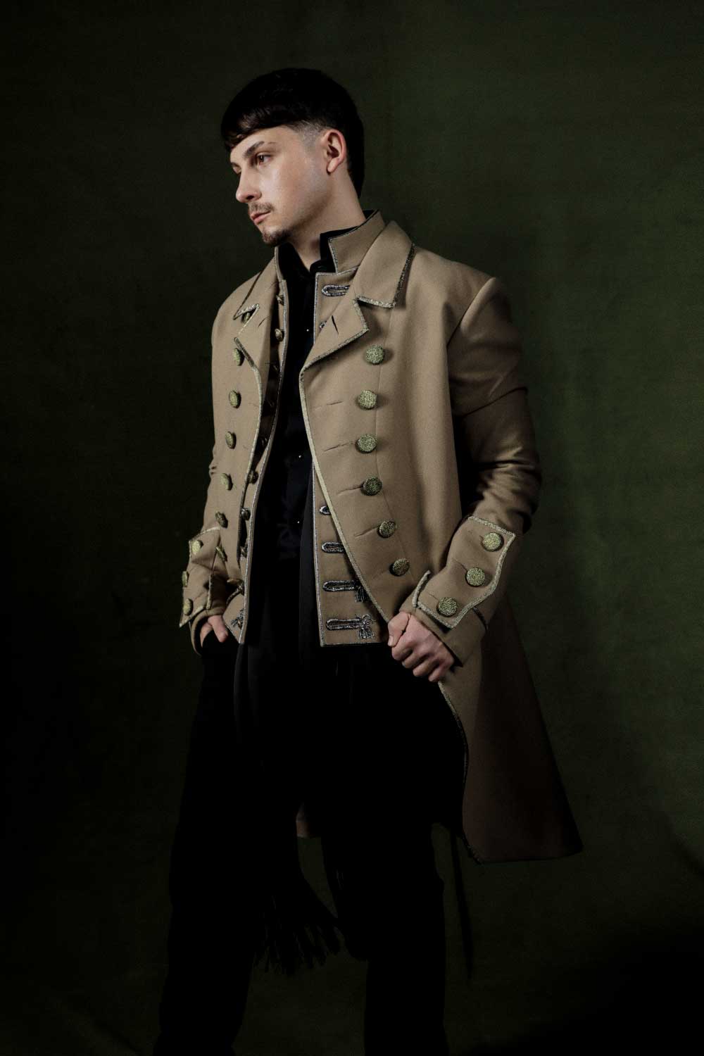 Las citas de Christian Checa vestido de Dior