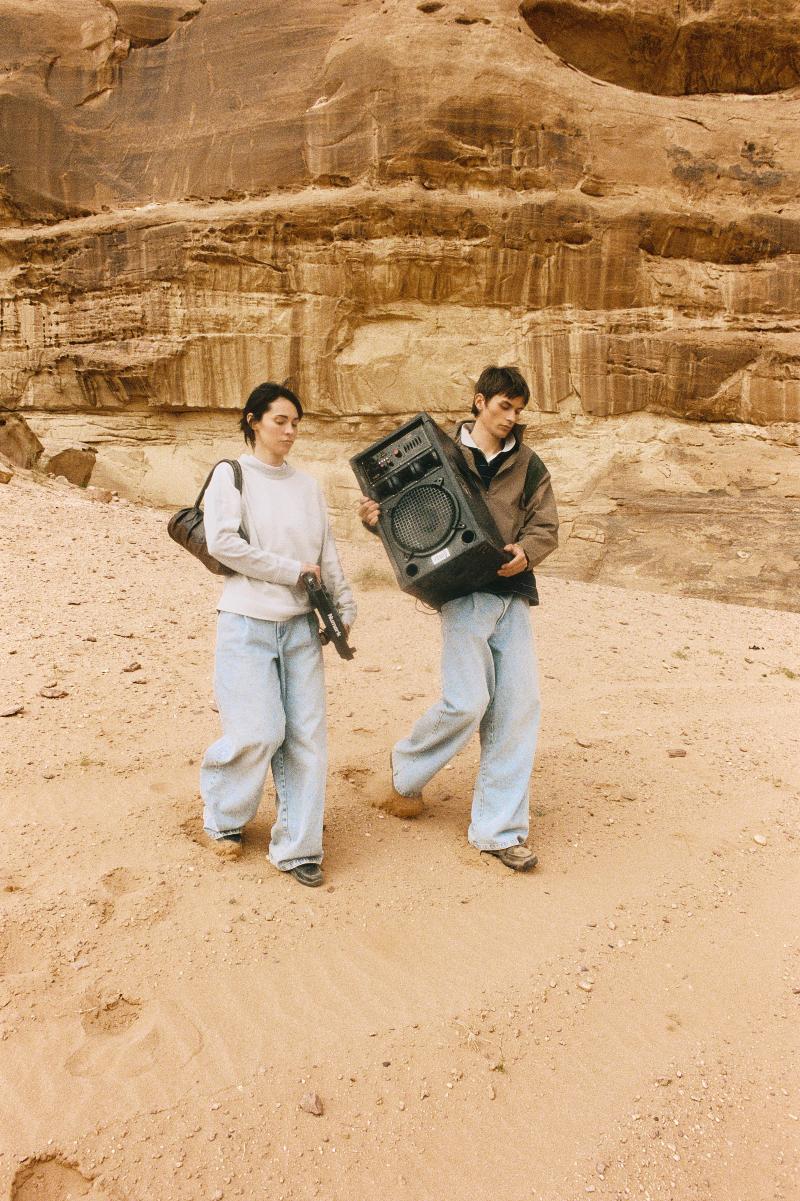 Yuxus, con su minimalismo urbano, crea looks de verano