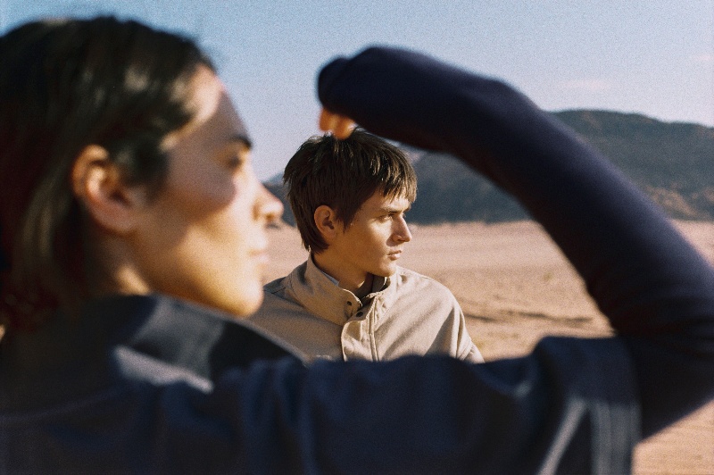 Yuxus, con su minimalismo urbano, crea looks de verano