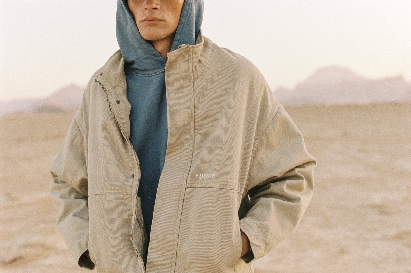 Yuxus, con su minimalismo urbano, crea looks de verano