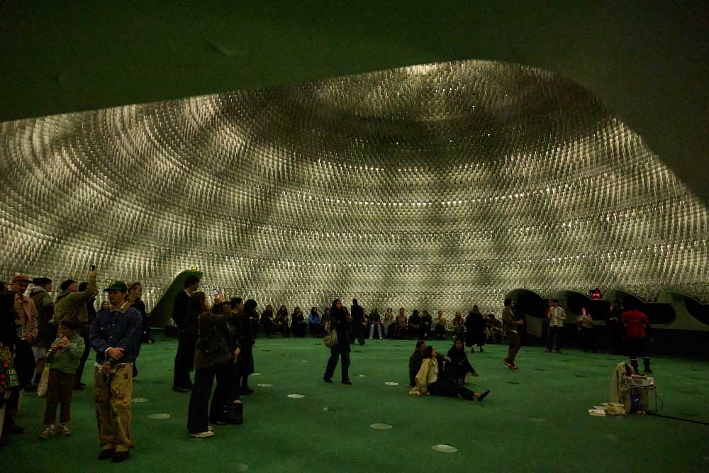 Cordera conquista París: minimalismo ético en el Niemeyer