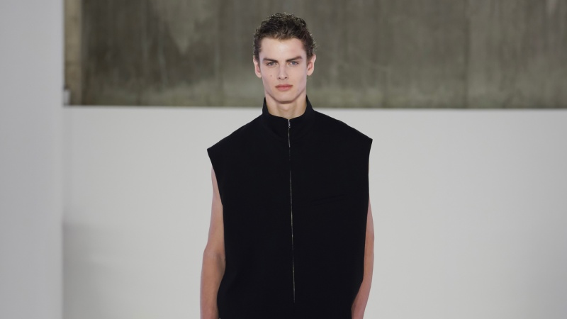 COS nos da un repaso al minimalismo de los 90 para ss26