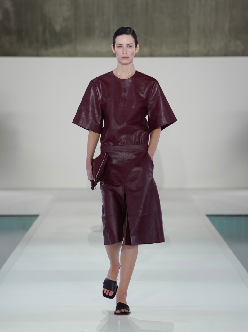 COS nos da un repaso al minimalismo de los 90 para ss26