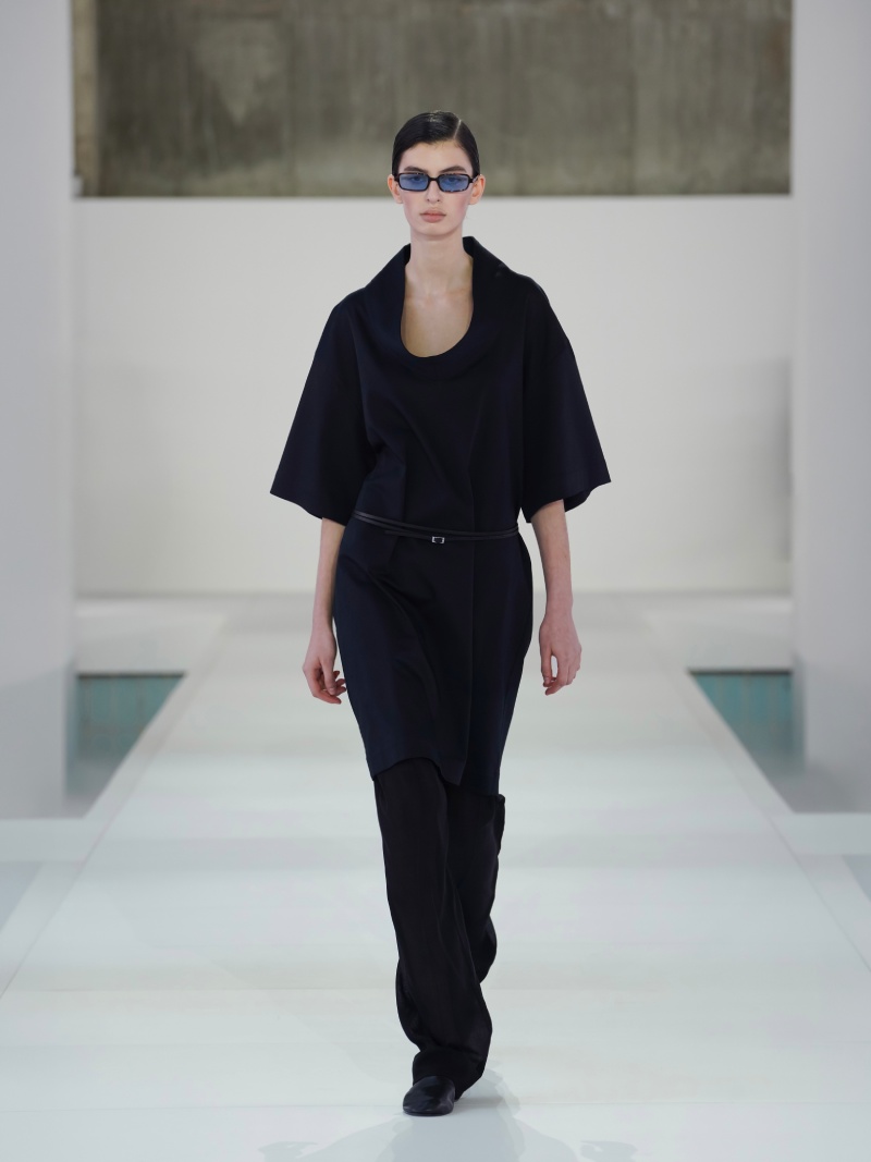 COS nos da un repaso al minimalismo de los 90 para ss26