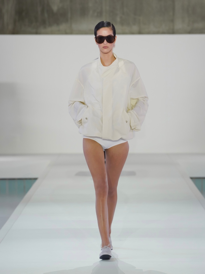 COS nos da un repaso al minimalismo de los 90 para ss26