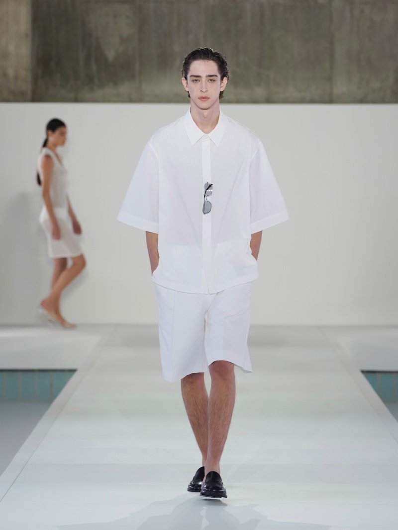 COS nos da un repaso al minimalismo de los 90 para ss26