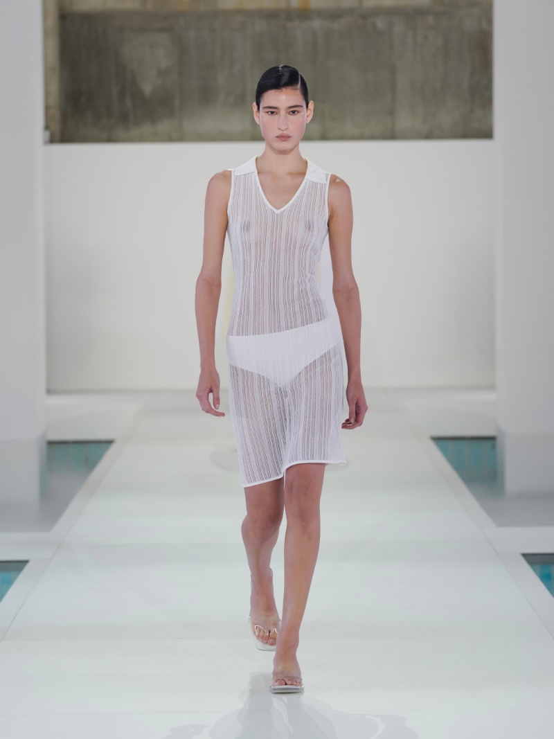 COS nos da un repaso al minimalismo de los 90 para ss26