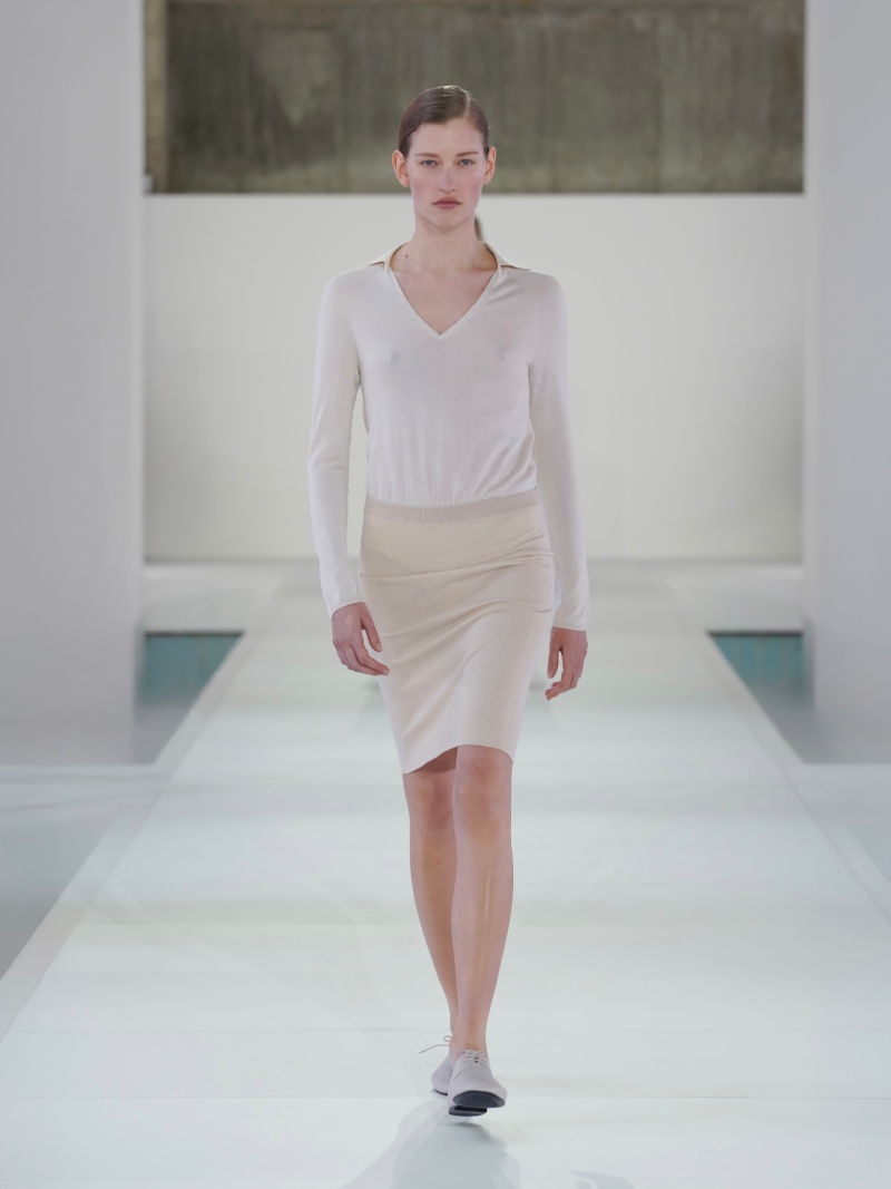 COS nos da un repaso al minimalismo de los 90 para ss26