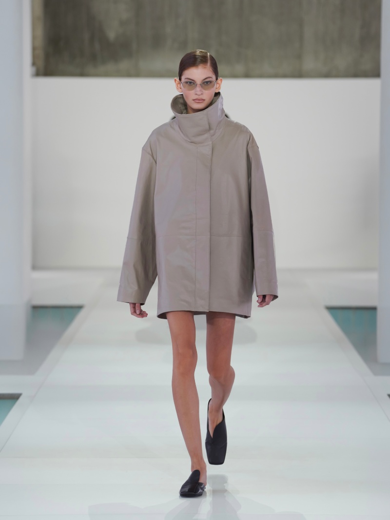 COS nos da un repaso al minimalismo de los 90 para ss26