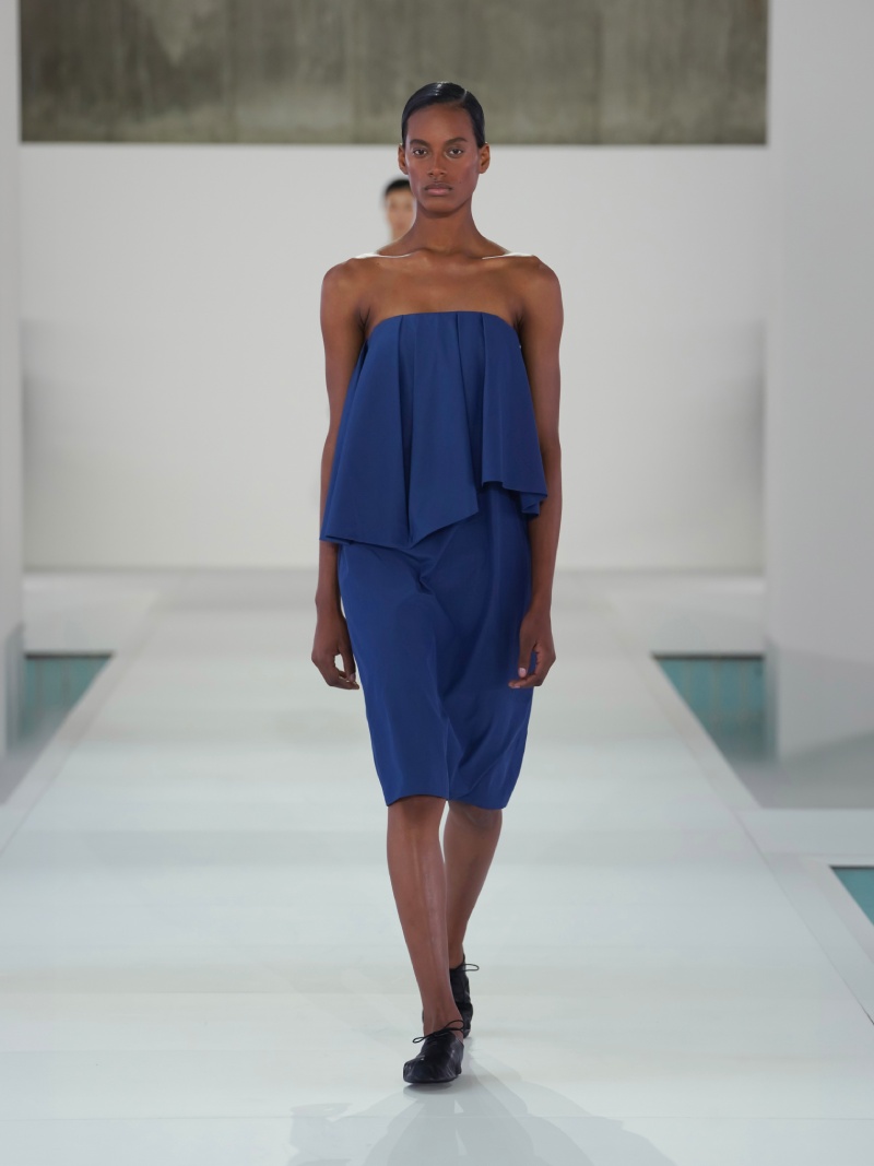 COS nos da un repaso al minimalismo de los 90 para ss26