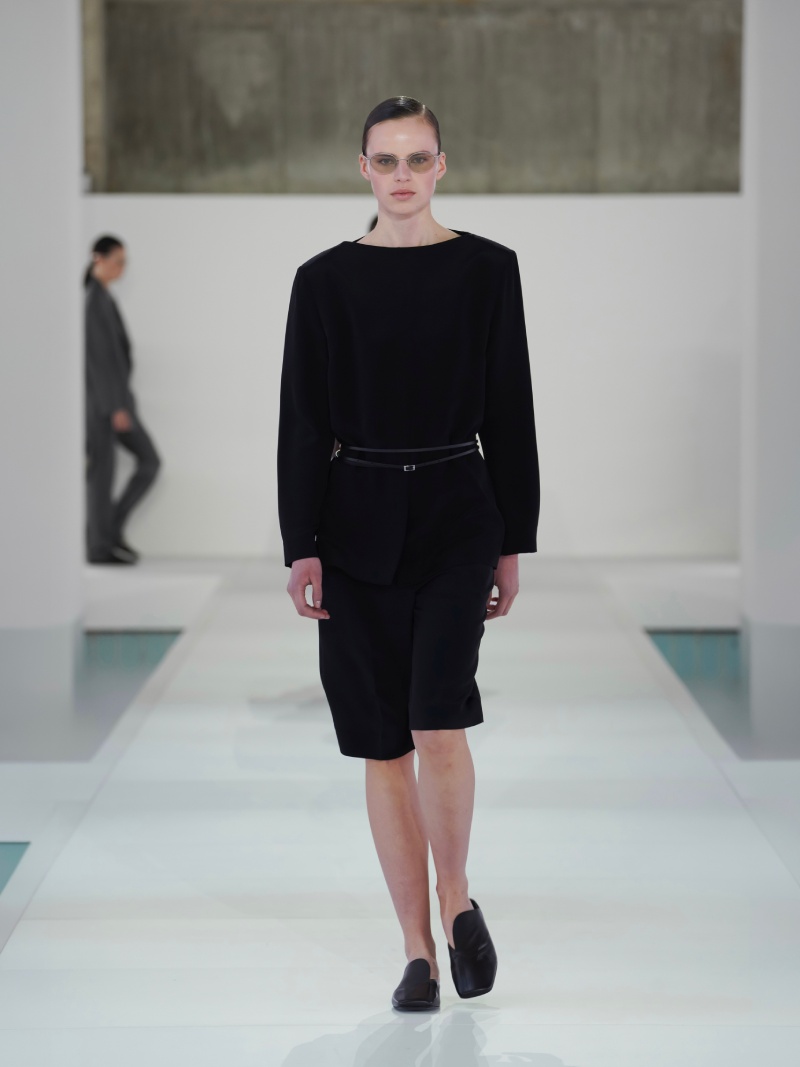 COS nos da un repaso al minimalismo de los 90 para ss26