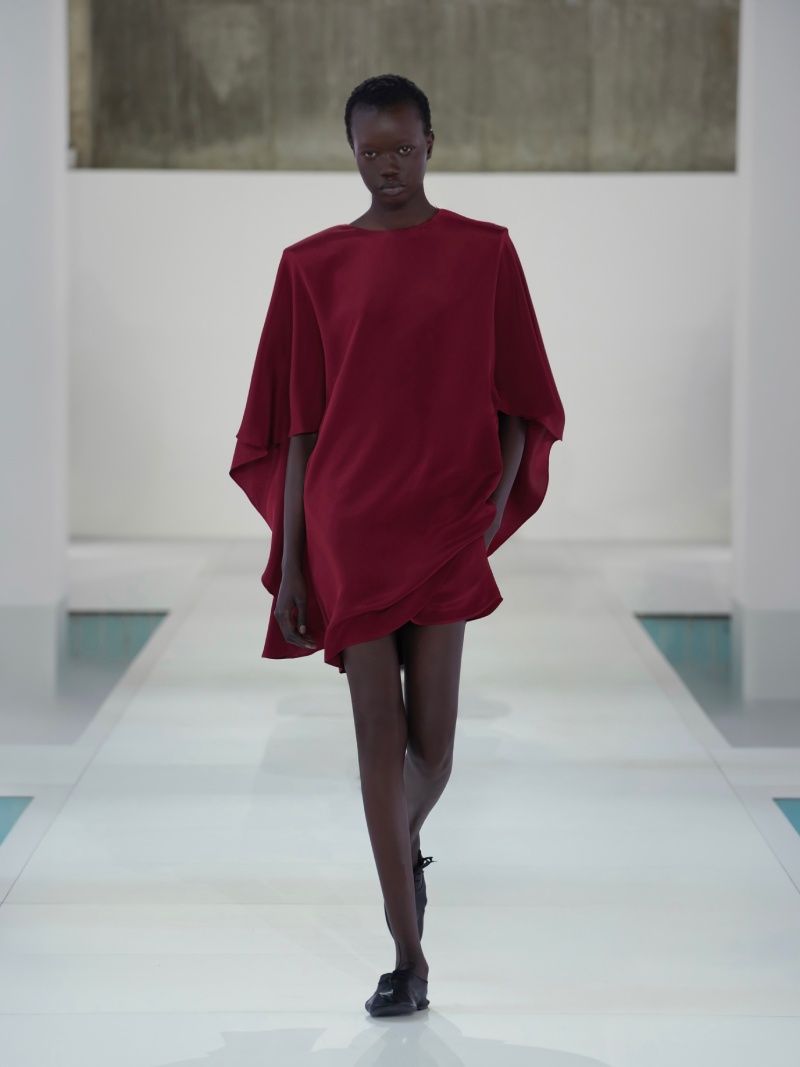 COS nos da un repaso al minimalismo de los 90 para ss26