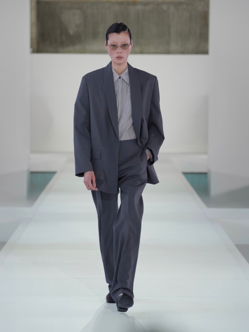 COS nos da un repaso al minimalismo de los 90 para ss26