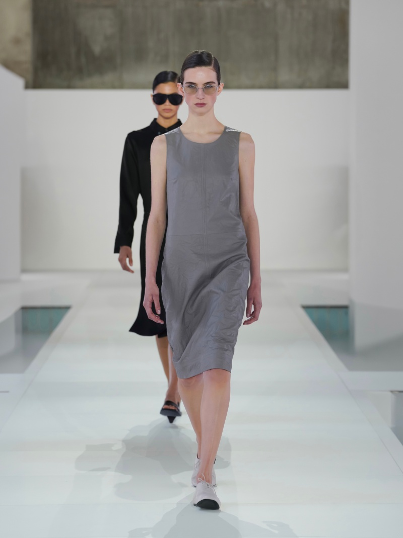 COS nos da un repaso al minimalismo de los 90 para ss26