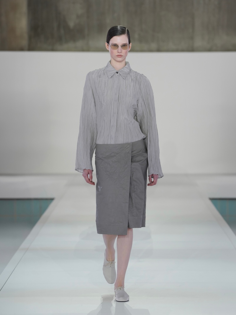 COS nos da un repaso al minimalismo de los 90 para ss26