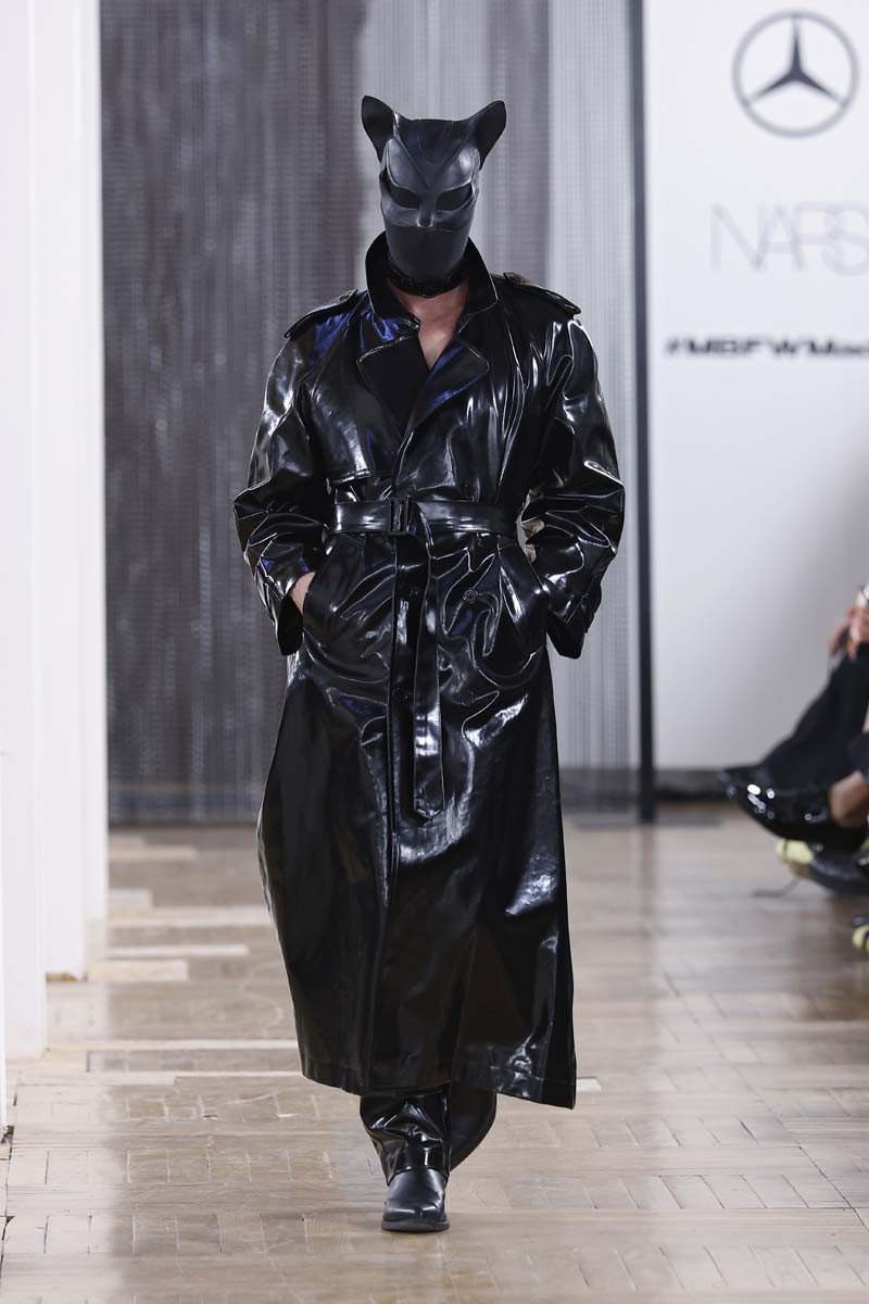 Acromatyx, en MBFW Madrid, sitúa el fetichismo como razón