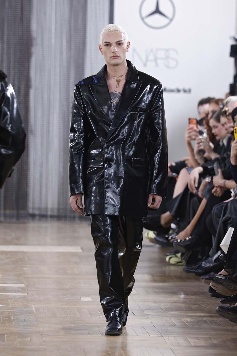 Acromatyx, en MBFW Madrid, sitúa el fetichismo como razón