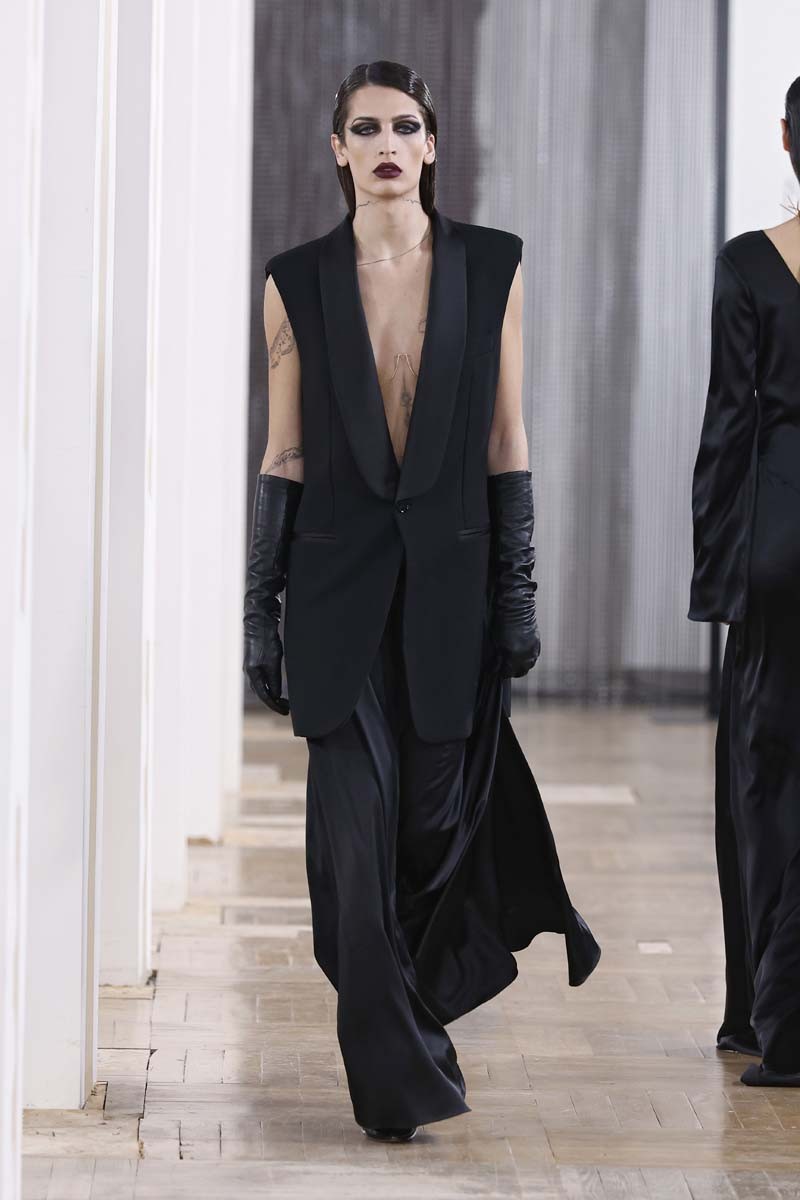 Acromatyx, en MBFW Madrid, sitúa el fetichismo como razón