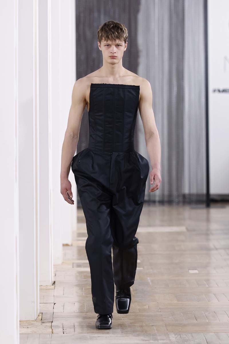 Acromatyx, en MBFW Madrid, sitúa el fetichismo como razón