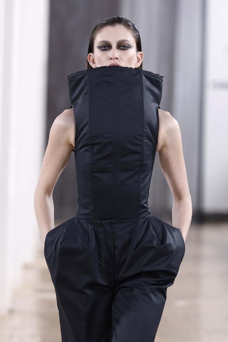 Acromatyx, en MBFW Madrid, sitúa el fetichismo como razón