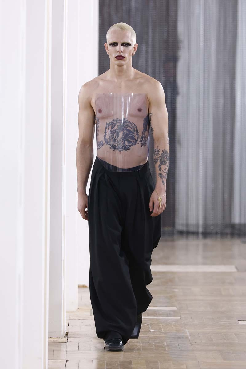 Acromatyx, en MBFW Madrid, sitúa el fetichismo como razón