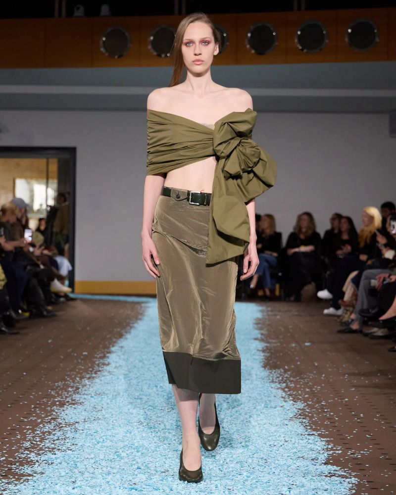 Revive tu niñez con los uniformes formales de Paloma Wool