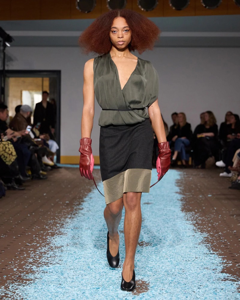 Revive tu niñez con los uniformes formales de Paloma Wool