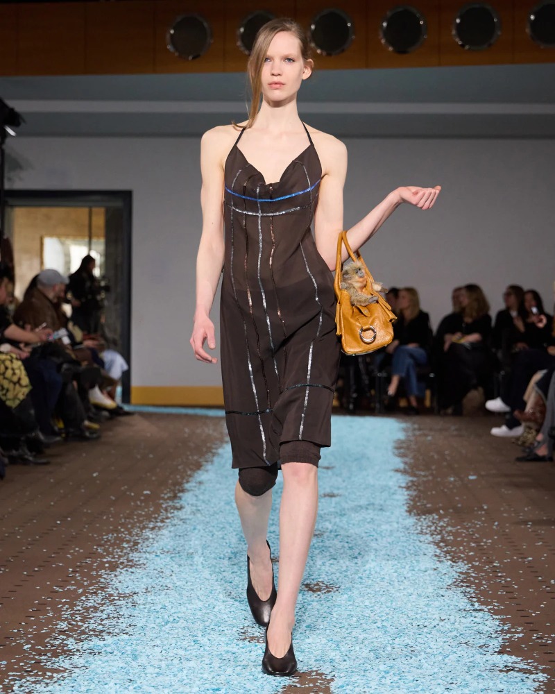 Revive tu niñez con los uniformes formales de Paloma Wool