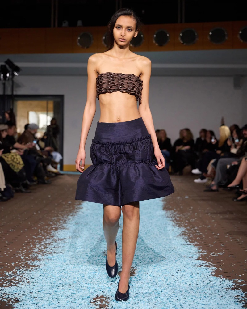 Revive tu niñez con los uniformes formales de Paloma Wool