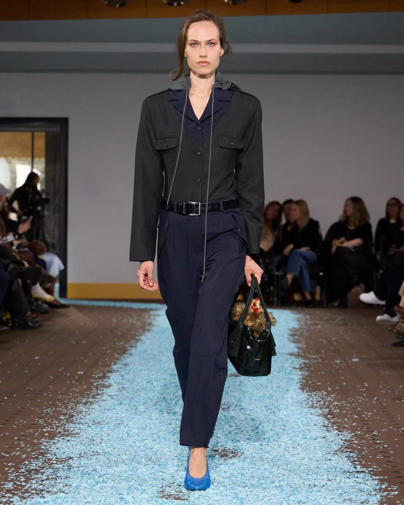 Revive tu niñez con los uniformes formales de Paloma Wool