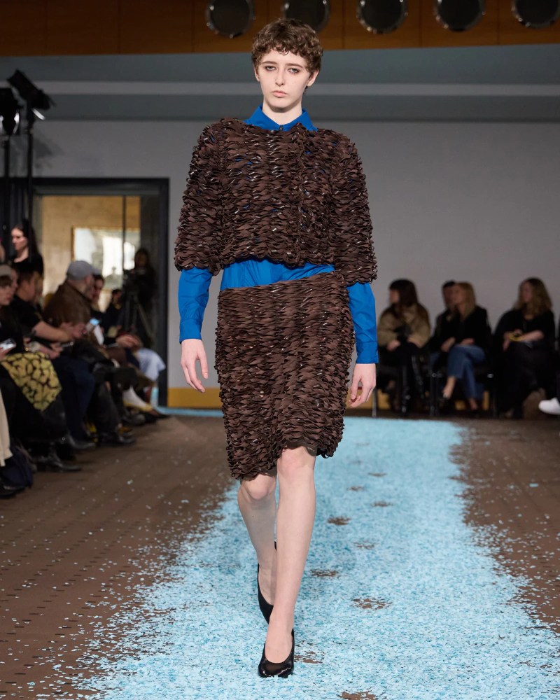 Revive tu niñez con los uniformes formales de Paloma Wool