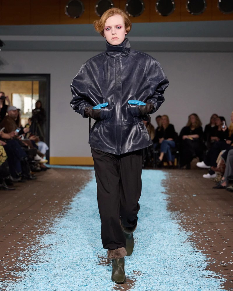 Revive tu niñez con los uniformes formales de Paloma Wool