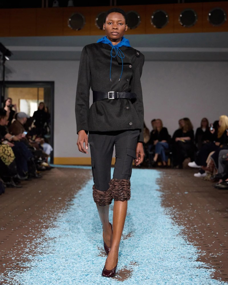 Revive tu niñez con los uniformes formales de Paloma Wool