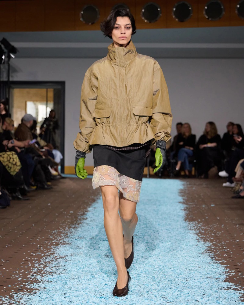 Revive tu niñez con los uniformes formales de Paloma Wool